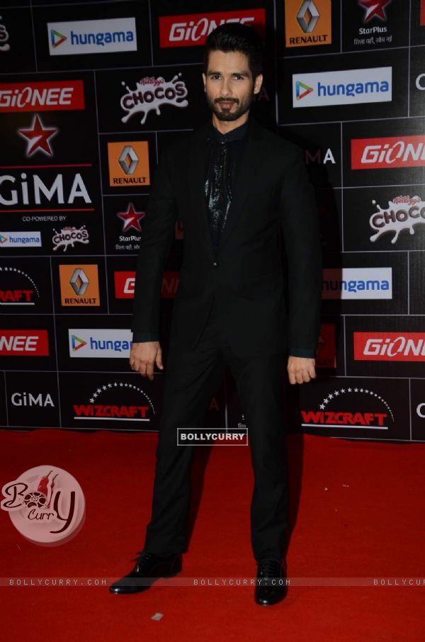 Shahid Kapoor poses for the media at GIMA Awards 2015