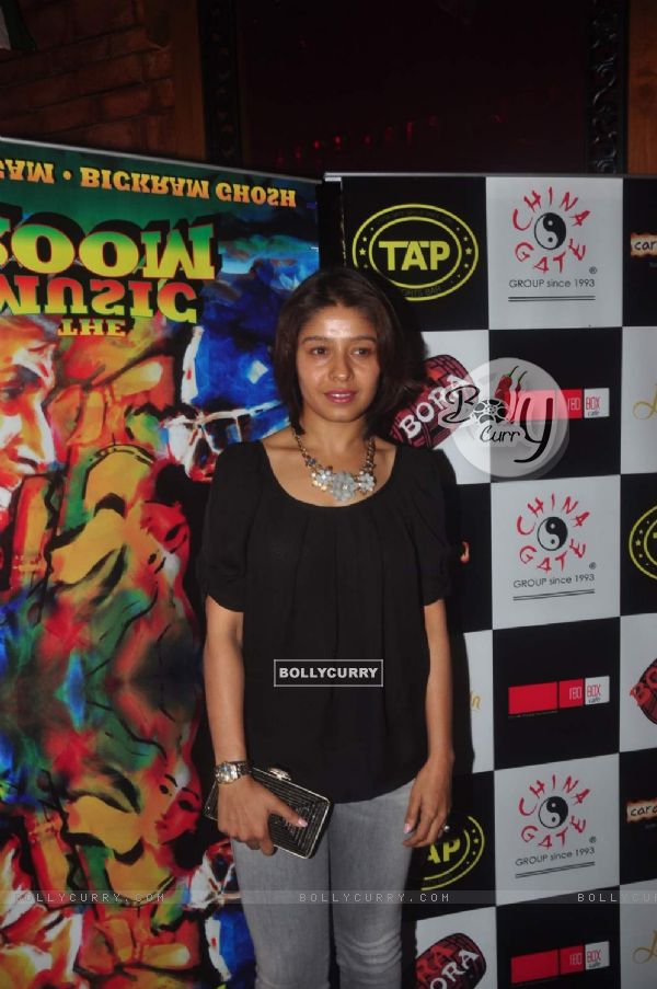 Sunidhi Chauhan poses for the media at Sonu Nigam and Bickram Ghosh's Album Launch