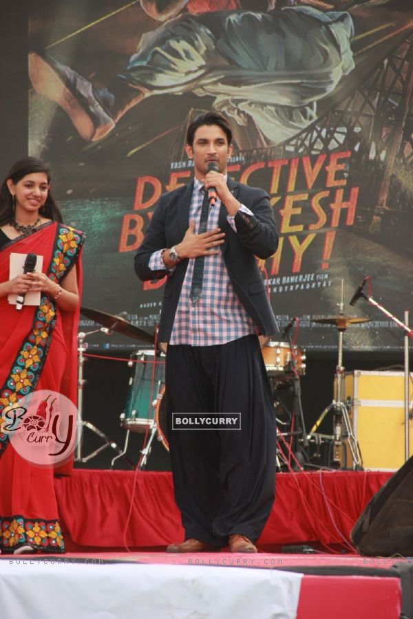 Sushant Singh Rajput interacts with the audience at the Fashion Show (357046)