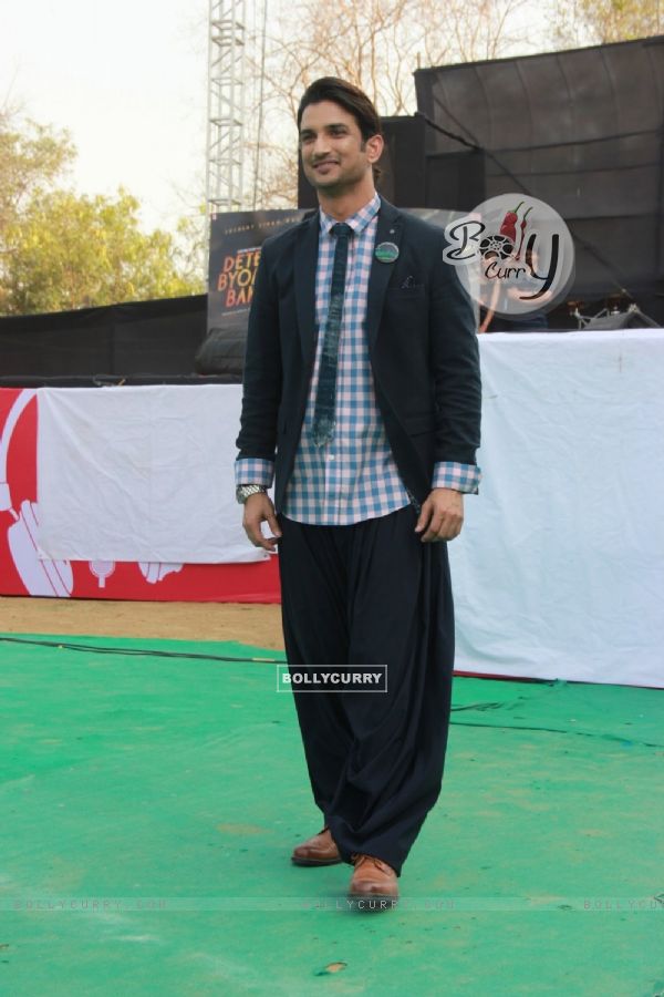 Sushant Singh Rajput poses for the media at the Fashion Show Inspired by Detective Byomkesh Bakshy! (357047)