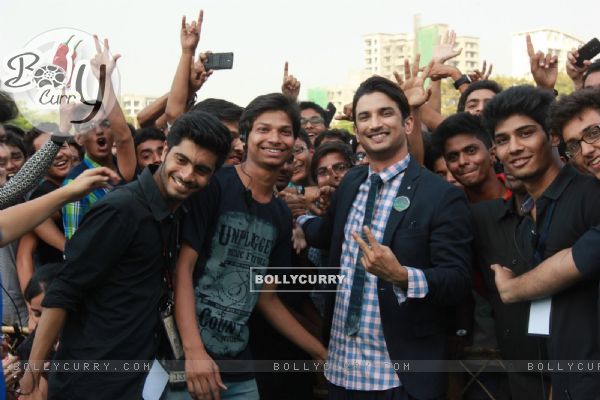 Sushant Singh Rajput poses with fans at the Fashion Show Inspired by Detective Byomkesh Bakshy! (357048)