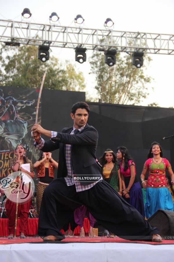 Sushant Singh Rajput shows off his skills at the Fashion Show Inspired by Detective Byomkesh Bakshy! (357056)