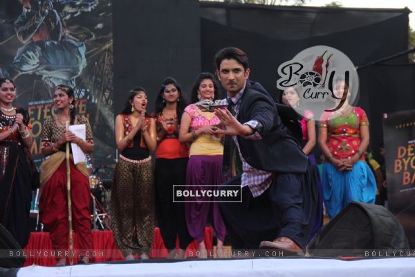 Sushant Singh Rajput shows off his skills at the Fashion Show Inspired by Detective Byomkesh Bakshy! (357057)