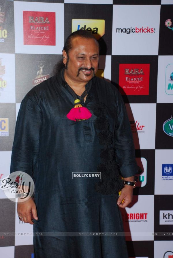 Leslie Lewis  poses for the media at Radio Mirchi Awards