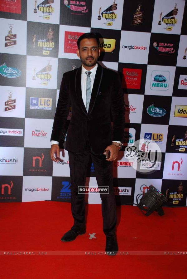 Sharib Sabri poses for the media at Radio Mirchi Awards