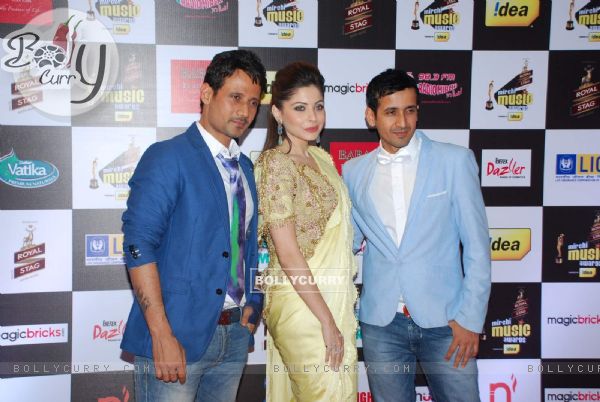 Kanika Kapoor poses with Meet Brothers at Radio Mirchi Awards