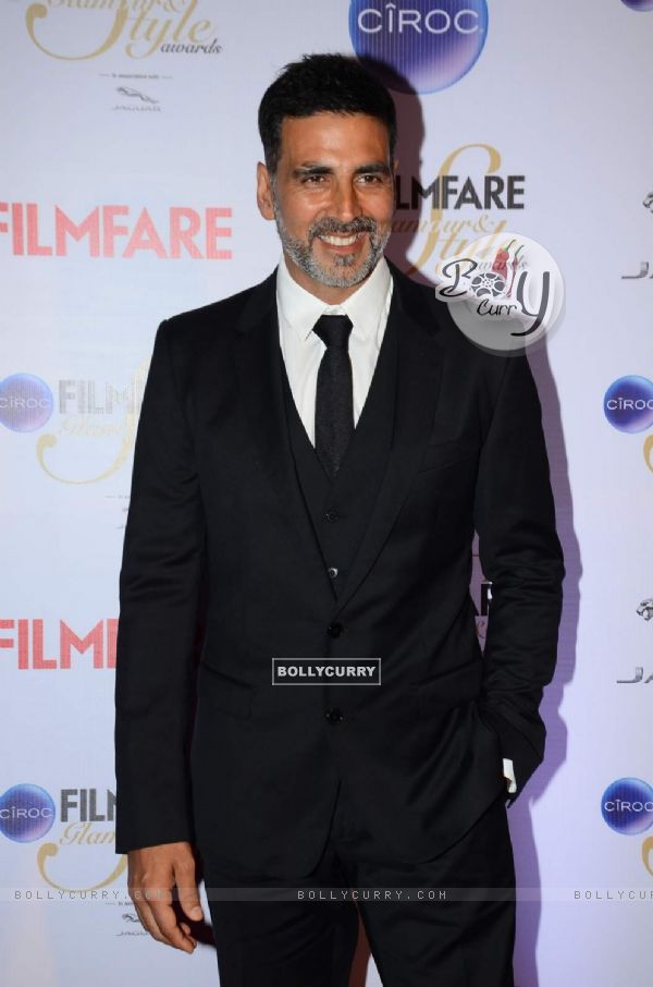 Akshay Kumar poses for the media at Filmfare Glamour and Style Awards