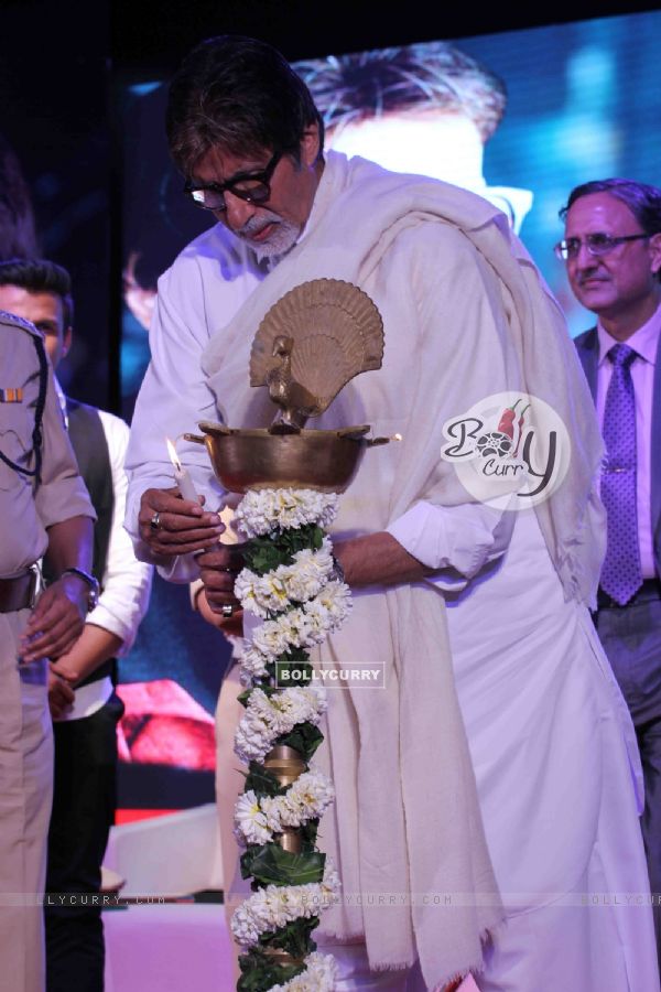Amitabh Bachchan inaugrates the Road Safety Awareness Campaign by Thane Traffic Police
