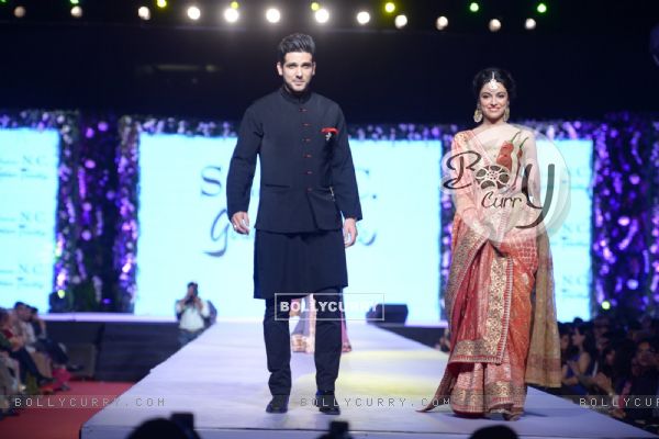 Zayed Khan and Divya Khosla walk the ramp at Fevicol Caring With Style