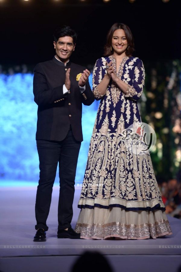 Sonakshi Sinha walks the ramp with manish Malhotra at Fevicol Caring With Style