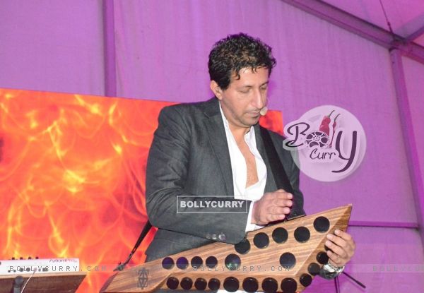 Sulaiman Merchant performs at Indian Racing Excellence Awards