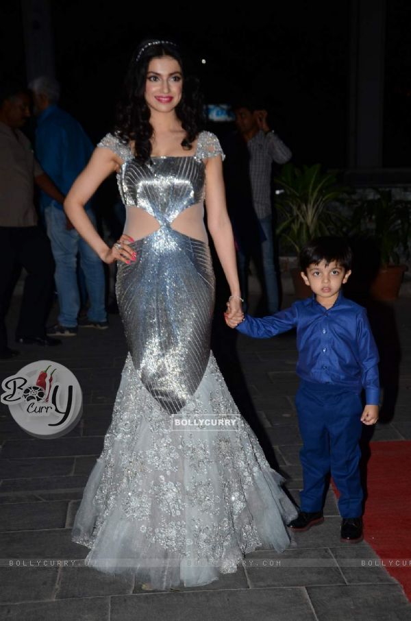 Divya Kumar poses with son at Tulsi Kumar's Wedding Reception