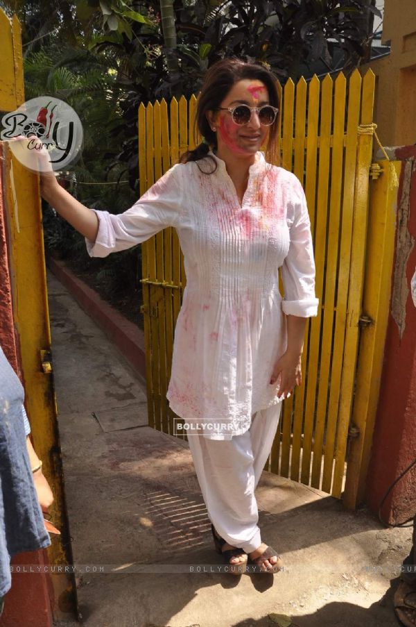 Tisca Chopra poses for the media at Shabana Azmi's Holi Bash