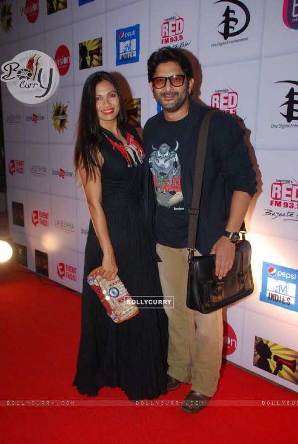 Arshad Warsi poses with wife at Ghanta Awards 2015