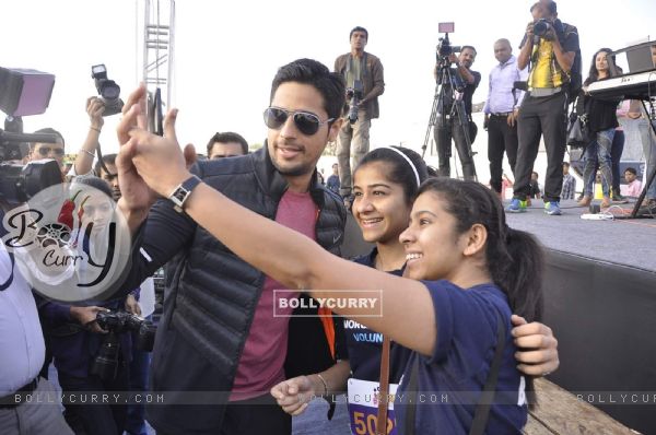 Sidharth Malhotra clicks a selfie with fans at DNA Race