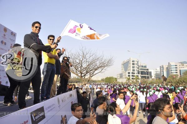 Sidharth Malhotra flags off the DNA Race