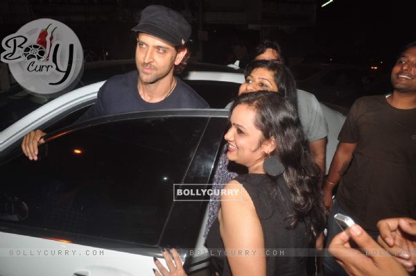 Fans get clicked with Hrithik Roshan at Nido