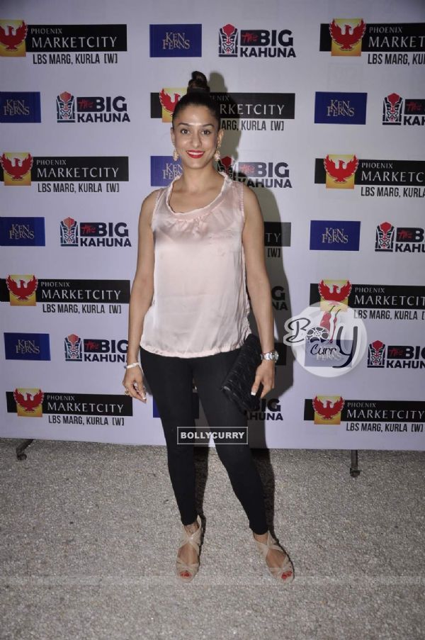 Shilpa Saklani poses for the media at Ken Ferns 2015 Collection Bash