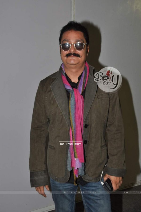 Vinay Pathak poses for the media at India Fashion Forum Awards 2015