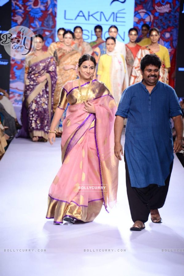 Vidya Balan walks the ramp for Gaurang at the Lakme Fashion Week 2015 Day 2