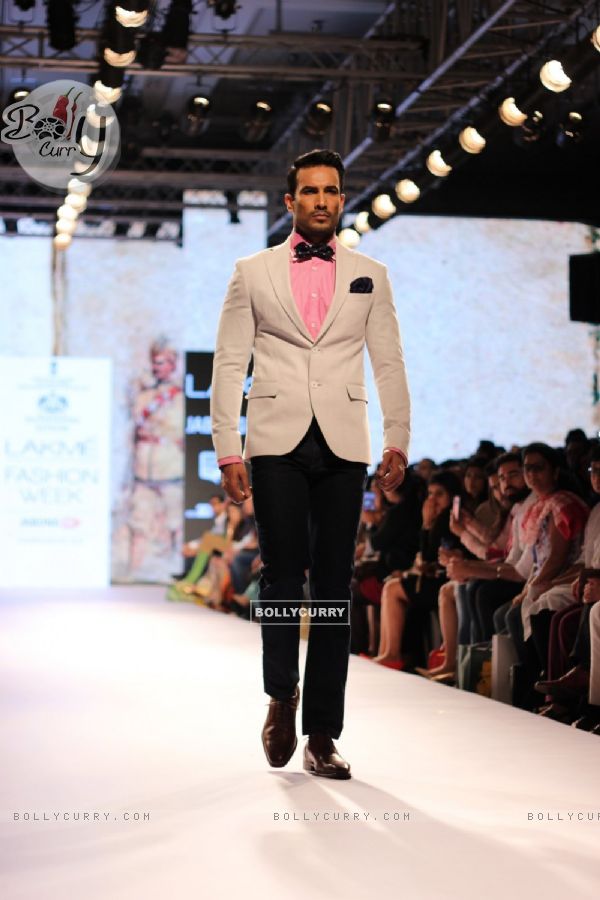 Asif Azim walks the ramp for Raghavendra Rathore at the Lakme Fashion Week 2015 Day 2