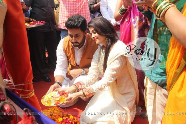 Abhishek Bachchan and Aishwarya Rai Bachchan were snapped doing puja at Gudi Padwa Celebrations