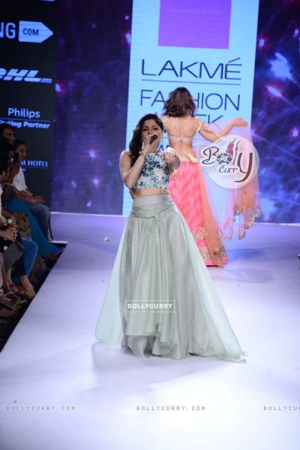 Kanika Kapoor performs at Lakme Fashion Week 2015 Day 4