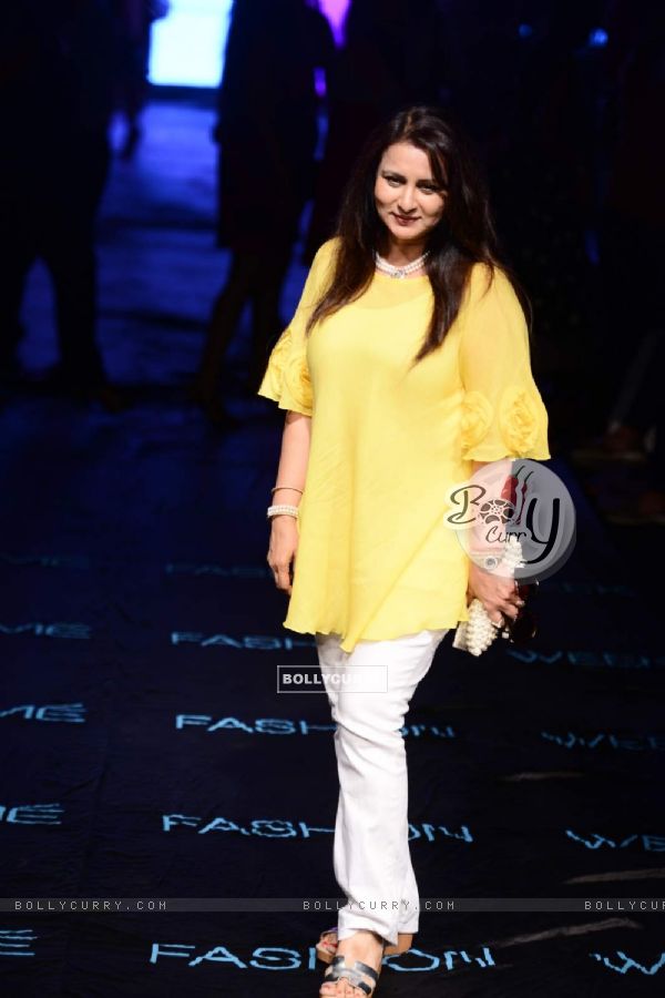 Poonam Dhillon walks the ramp at Lakme Fashion Week 2015 Day 4