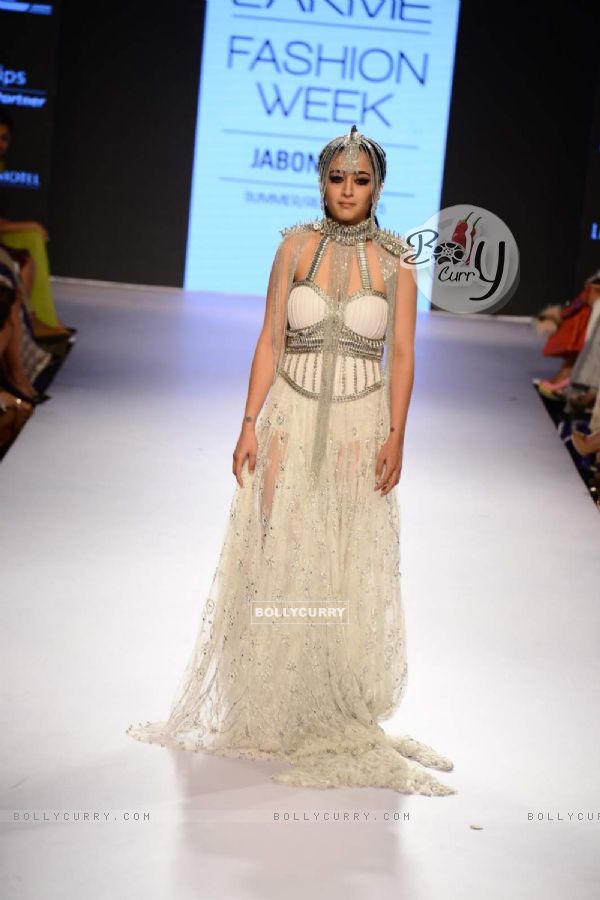 Akshara Haasan walks for Anaikka at Lakme Fashion Week 2015 Day 4