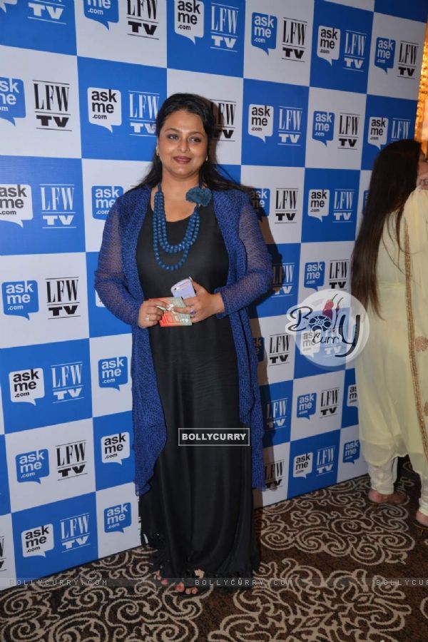 Shilpa Shirodkar poses for the media at Lakme Fashion Week 2015 Day 4