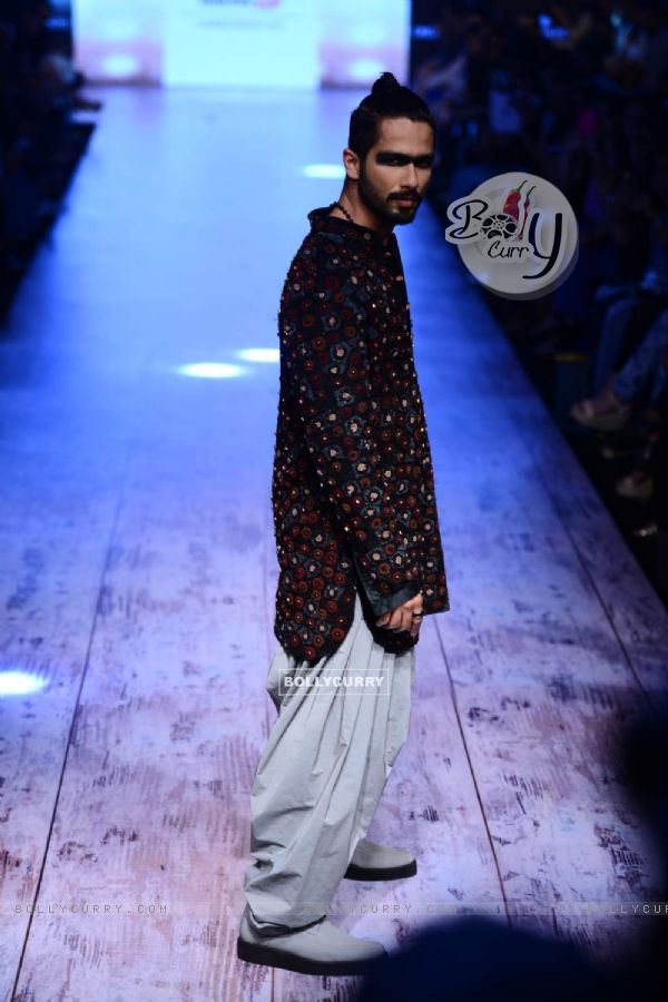 Shahid Kapoor walks for Kunal Rawal at Lakme Fashion Week 2015 Day 4