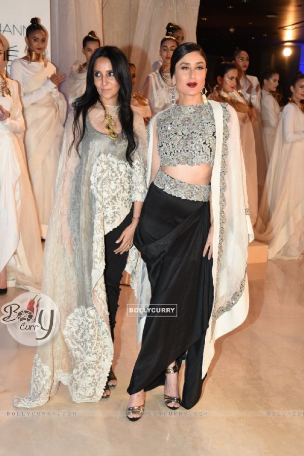 Kareena Kapoor walks for Anamika at the Grand Finale of Lakme Fashion Week 2015