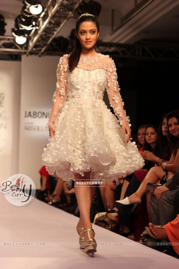 Riya Sen walks for Karleo at the Grand Finale of Lakme Fashion Week 2015