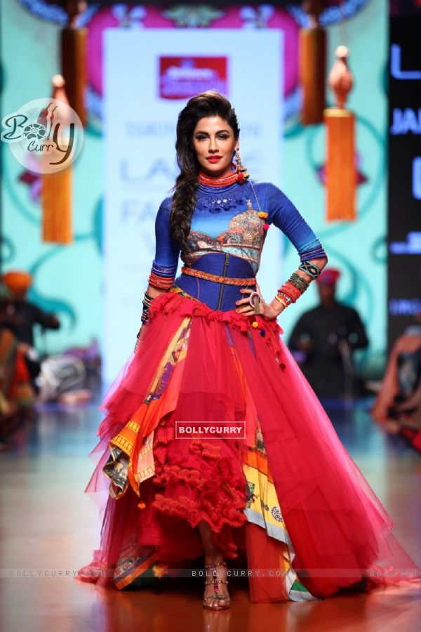 Chitrangda Singh walks for Tarun Tahiliani at the Grand Finale of Lakme Fashion Week 2015
