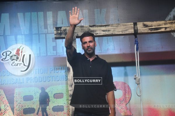 Akshay Kumar waves to the audience at the Trailer Launch of Gabbar Is Back (359868)