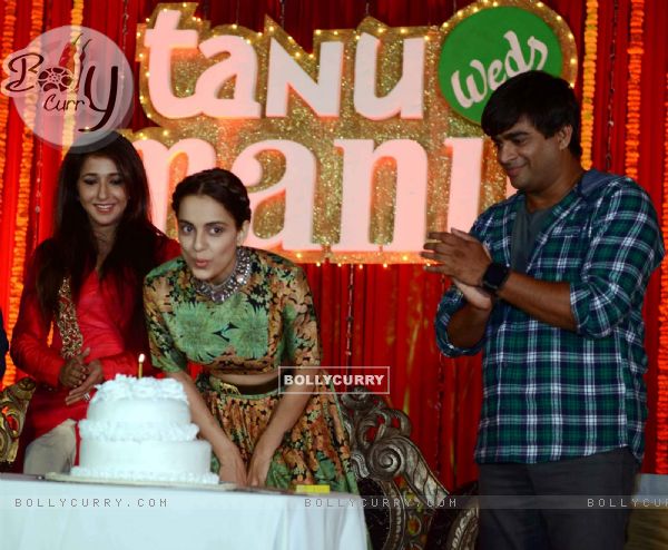 Kangana Ranaut blows her birthday candle at the Poster Launch of Tanu Weds Manu Returns