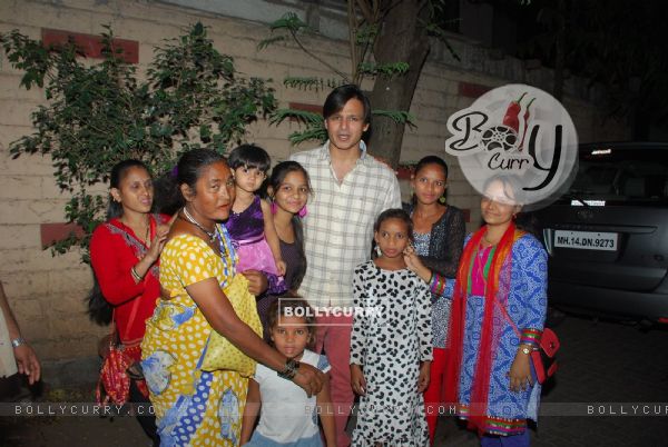 Vivek Oberoi snapped in the City with fans