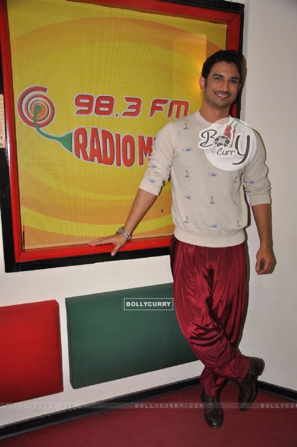 Sushant Singh Rajput poses for the media at the Promotions of Detective Byomkesh Bakshy! (360120)