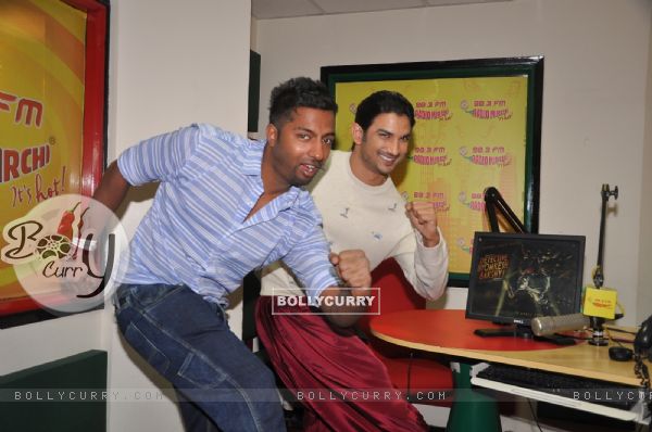 Sushant Singh Rajput poses with RJ Suren at the Promotions of Detective Byomkesh Bakshy! (360122)
