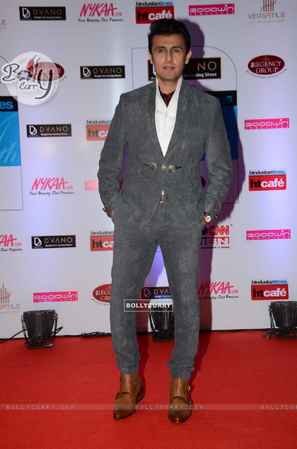 Sonu Niigam poses for the media at HT Style Awards 2015