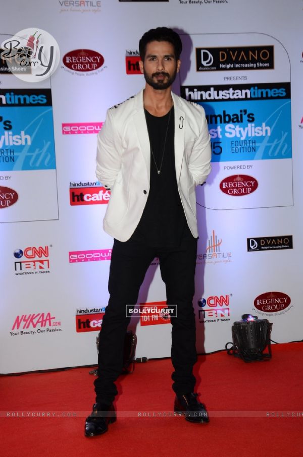 Shahid Kapoor poses for the media at HT Style Awards 2015
