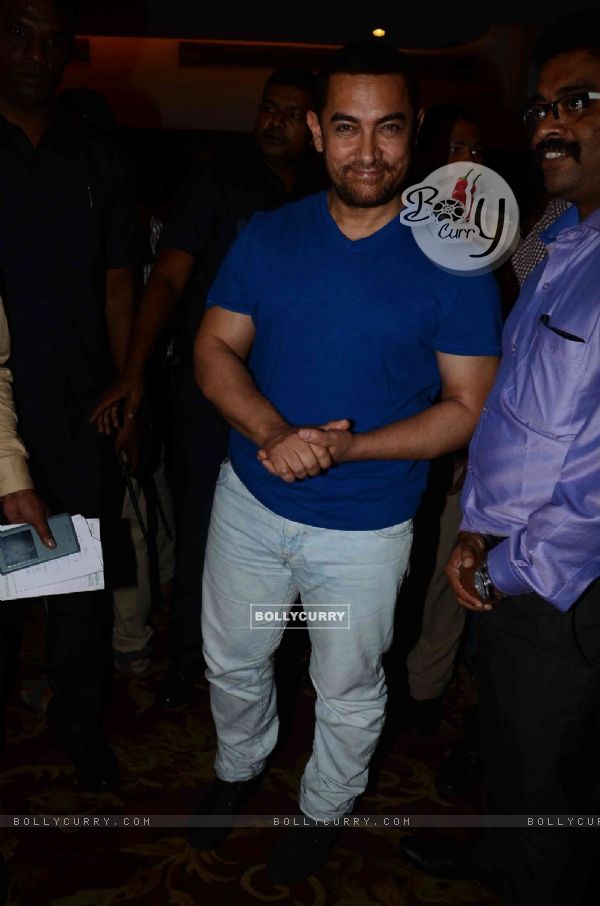 Aamir Khan poses for the media at the Meet on Mumbai