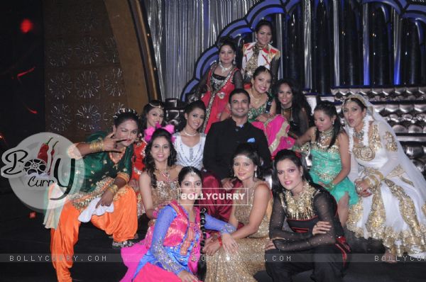 Sushant Singh Rajput poses with Contestants on Dance India Dance Super Moms (360620)