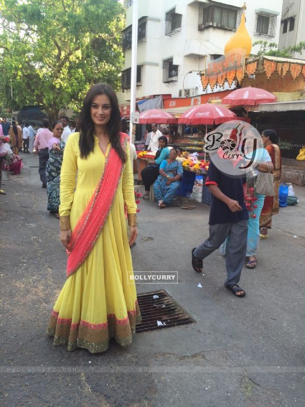 Evelyn Sharma poses for the media at Siddhivinayak Temple (360630)