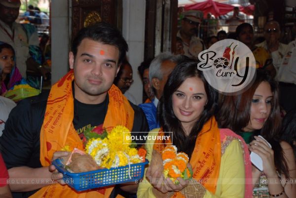 Evelyn Sharma and Mahaakshay Chakraborty pose for the media at Siddhivinayak Temple (360633)