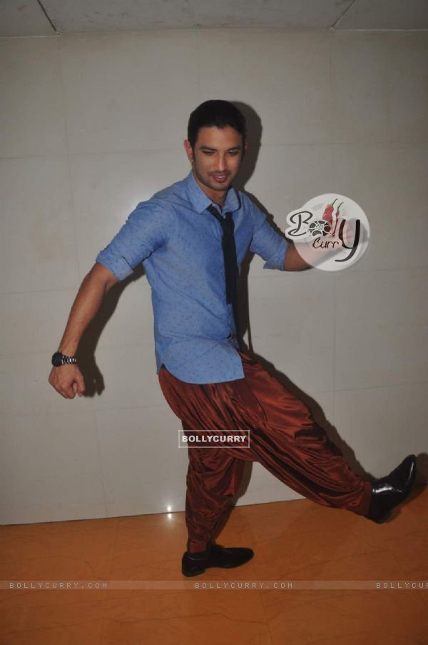 Sushant Singh Rajput makes a dancing pose for the media at Detective Byomkesh Bakshy! Contest (360765)