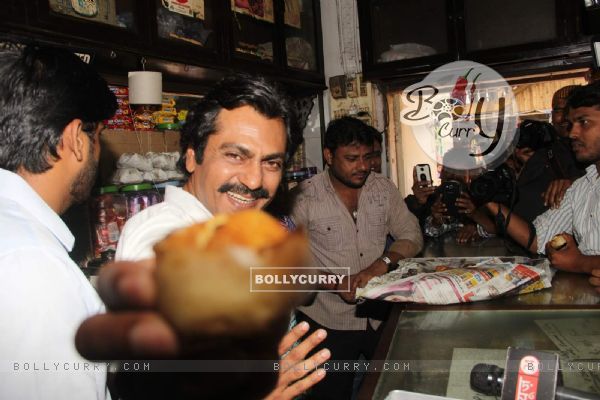 Nawazuddin Siddiqui poses with a muffin at the Launch of Ritesh Batra's 'Poetic License'