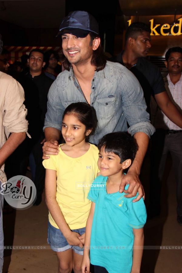 Sushant Singh Rajput clicks a picture with some young fans (361029)