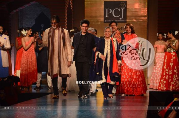 Manish Malhotra showcases his collection at 'Mijwan-The Legacy'