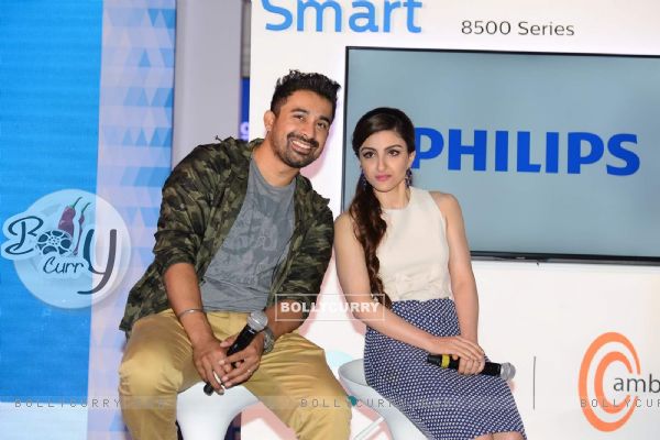 Soha Ali Khan and Rannvijay poases at the Launch of the Latest 4K Ultra HD TV